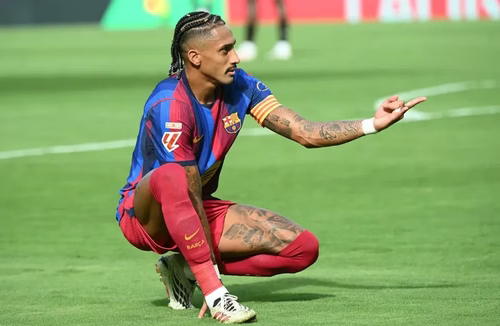 Na estreia de Jesus, Barcelona goleia Valencia com gol de Raphinha e lidera o Espanhol