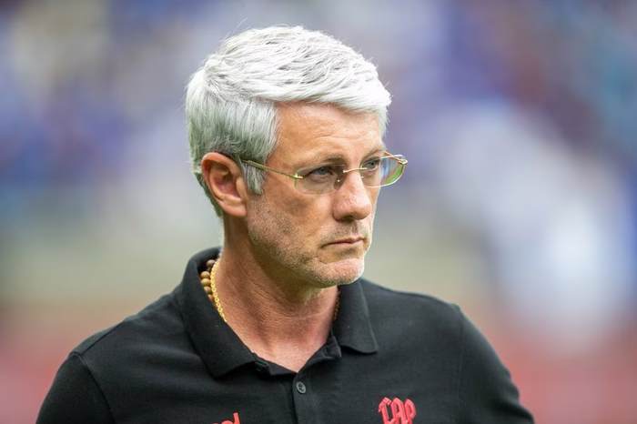 Athletico: Odair Hellmann cobra defesa após derrota para o Cruzeiro