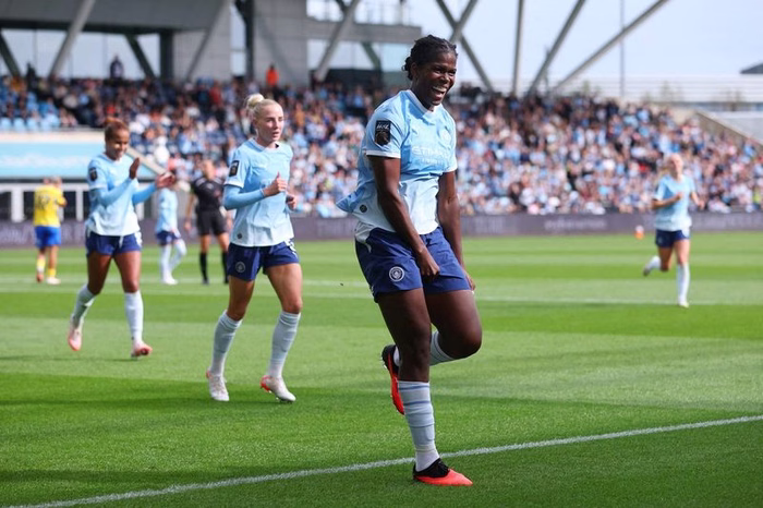Khadija Shaw at the double as Manchester City make strong start to WSL defence