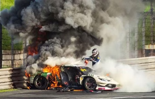 « Je te dois la vie »… Un pilote sort de sa voiture en pleine course pour sauver son collègue pris dans les flammes