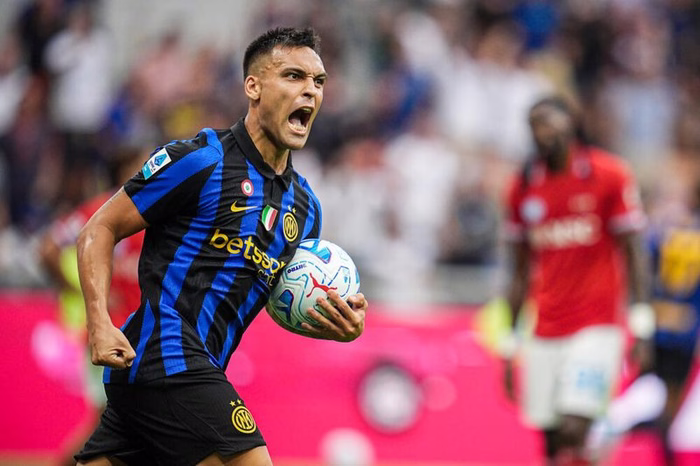 Inter-Napoli 3-2, la doppietta di Lautaro vale il ribaltone. La Roma aggancia i neroazzurri in vetta alla Serie A