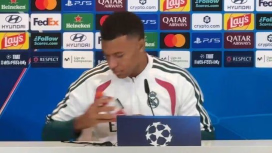 Mbappé comme Cristiano Ronaldo? L’attaquant du Real retire (deux fois) une bouteille de soda en conférence de presse