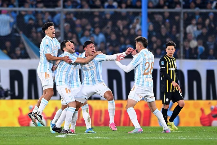 Racing no encuentra fondo para su crisis: Atlético Tucumán también se aprovechó de su mal momento