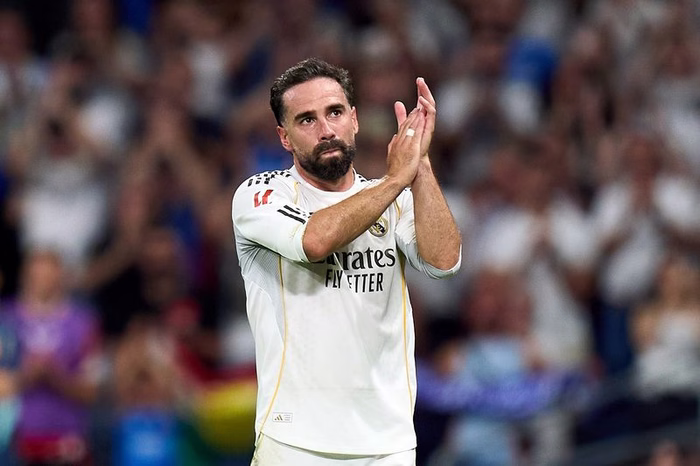Fulham consider desperation bid for 34 year old Champions League winning full back