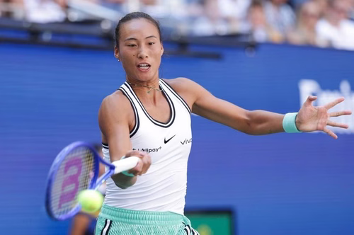 Com nova arrancada, Zheng elimina Swiatek e volta às quartas de final