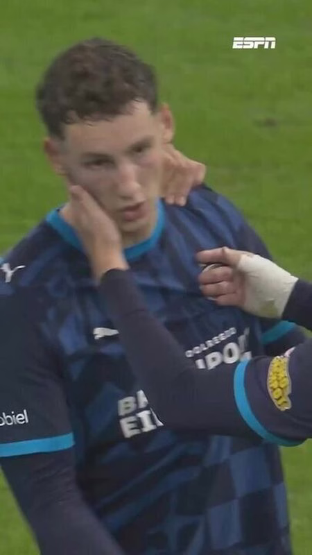 Ruben van Bommel causa lesão pulmonar em rival em PSV x Ajax