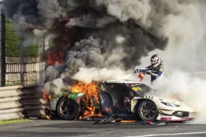 El brutal accidente en el China GT: un choque, un auto envuelto en llamas y un piloto que arriesgó su vida para salvar a su colega