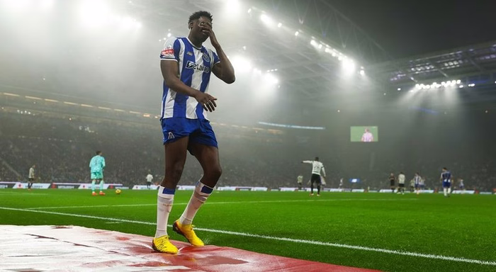 Avançado do FC Porto Samu evolui para treino integrado condicionado
