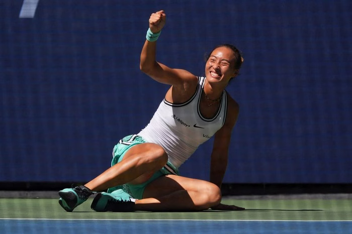 Qinwen Zheng stuns Iga Swiatek with another remarkable US Open comeback