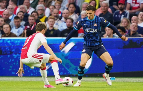 Ajax - PSV : La polémique ne désenfle pas après « l’attentat » du fiston van Bommel