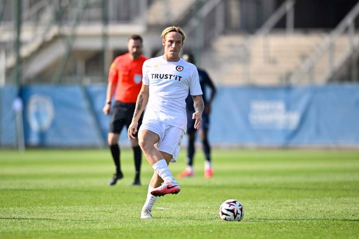 "Lorsqu'on a l'opportunité de rejoindre un tel club, on ne réfléchit pas trop" : Balthazar Pierret sur son choix de signer au FC Nantes