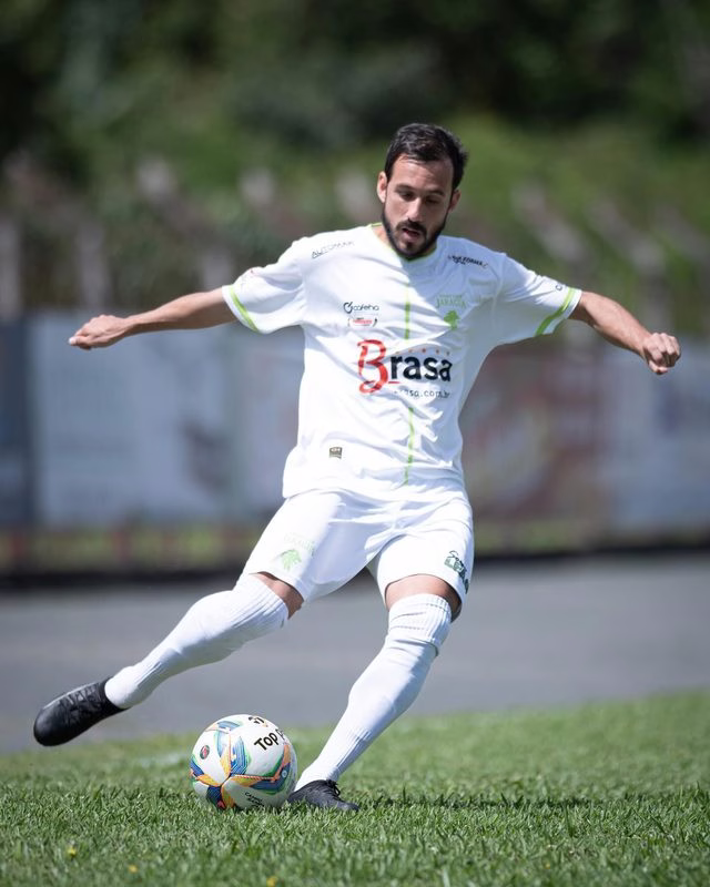Caiçara desliga três atletas do elenco e encaminha contratação de meia