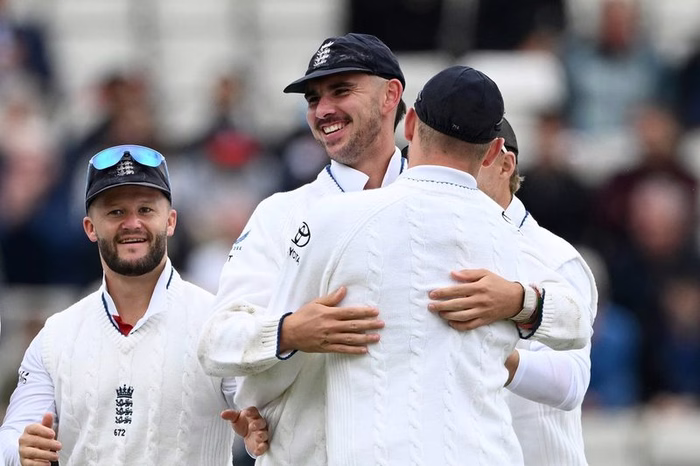 Bowlers shine again as England dominate dismal new-look Pakistan
