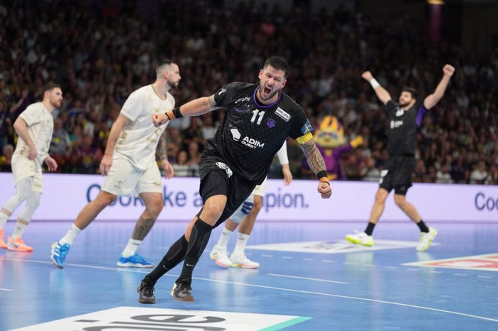 "On a pris un petit bouillon, tout simplement" : Nicolas Tournat revient sur le début de match manqué du HBC Nantes face au Wisla Plock en Ligue des champions