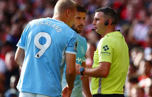 Les arbitres VAR du derby de Manchester suspendus après le but controversé d’Haaland