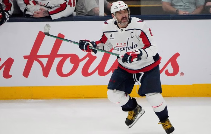 Le meilleur buteur de l’histoire de la NHL critiqué pour sa présence dans un clip pro-Poutine