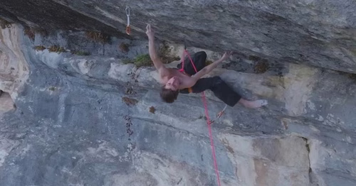 Premières images de l'ascension de l'inaccessible voie d'escalade du Bombé Bleu à Buoux