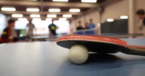 "Frotte ta balle, ne frappe pas tout le temps": depuis 1957, ce club de ping