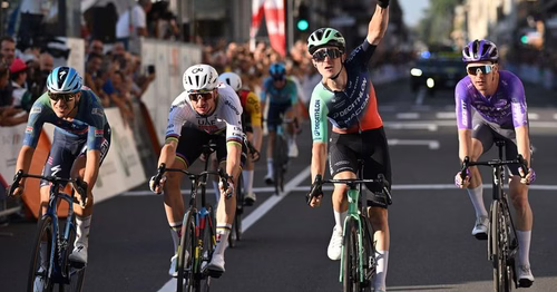 "Je me sentais fort" : le cycliste de la Manche Paul Lapeira s'impose en Italie devant le champion du monde