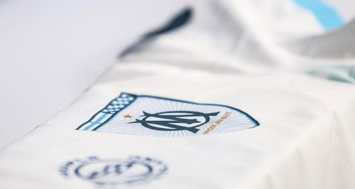 Adidas revient à l'OM : logo vintage, bleu ciel, à quoi va ressembler le premier maillot à trois bandes ?