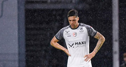 Un joueur de Ligue 2 manque de peu de frapper un supporter après un match