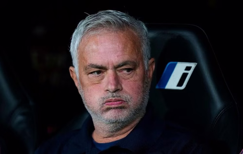 Real Madrid : Furieux du carton rouge de Vinicius, Mourinho joue la chaise vide