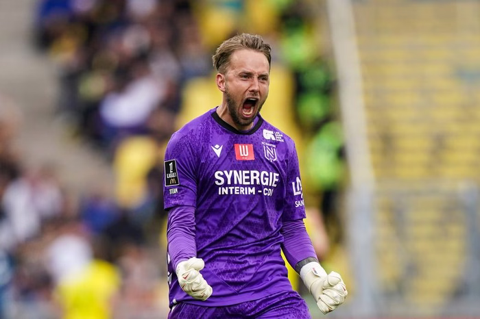 FC Nantes : "Ce n'est pas du tout une rupture, c'était un choix", Grégory Poirier explique la titularisation de Patrik Carlgren