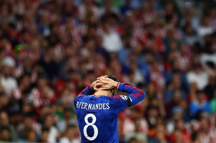 Atletico Madrid v Manchester United LIVE: Champions League latest score and goal updates as Fernandes hits crossbar and visitors chase equaliser