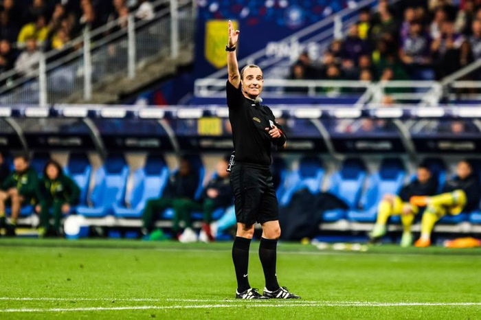 Arbitre de la finale perdue face à Toulouse, Benoît Millot au sifflet du match entre le FC Nantes et l’USL Dunkerque