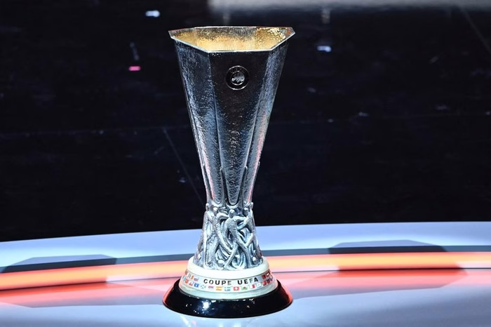 Crystal Palace : le trophée de la Ligue Europa présent à Lyon