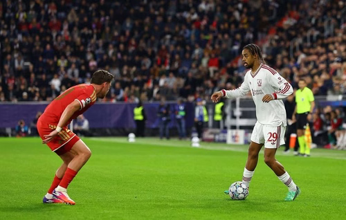 Liverpool : « Il était une menace constante »… Bradley Barcola, triple buteur, a-t-il lancé sa saison avec les Reds ?