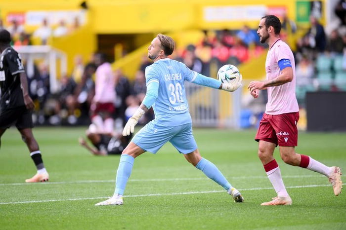 FC Nantes : "Personne ne m'a dit que je serais le numéro 1", Carlgren se confie sur sa concurrence avec Dupé