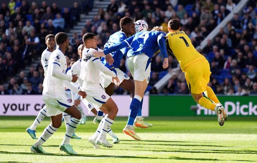 Chelsea : Choc impressionnant pour l’Argentin Emiliano Martinez sorti sur civière après dix minutes d’arrêt
