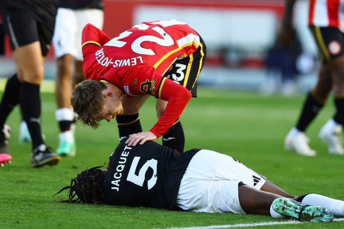 Why was Yehor Yarmoliuk sent off and why didn’t Liverpool get a penalty?