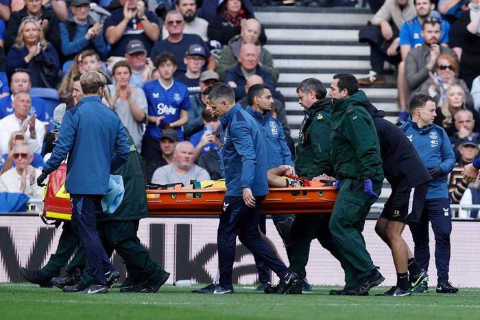 Emiliano Martinez shares injury update from hospital bed after clash of heads with Everton star