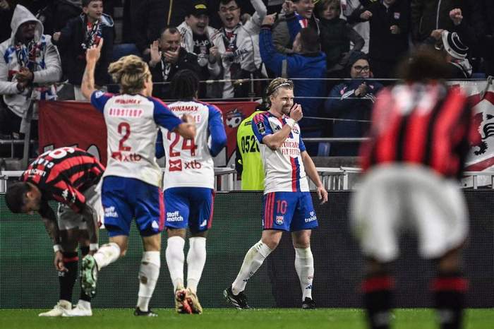 1) et s'empare de la tête du championnat