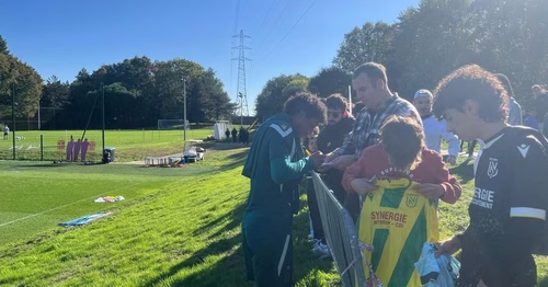 "Je suis tombée dedans étant petite, comme Obélix" : plus d'une centaine de fans présents à l'entraînement du FC Nantes