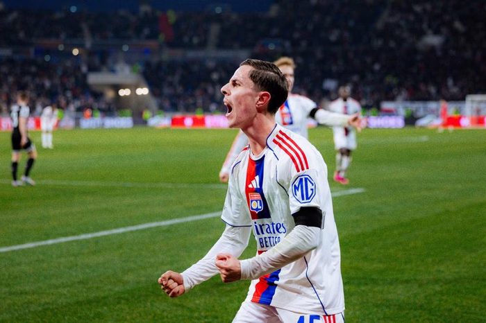 OL : "Il ne rentre pas dans les plans", Vieira s’interroge sur Himbert