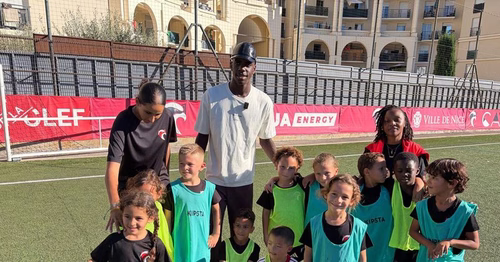 OGC Nice : Junior Mandza à la rencontre de jeunes footballeurs niçois, au cœur du quartier Saint